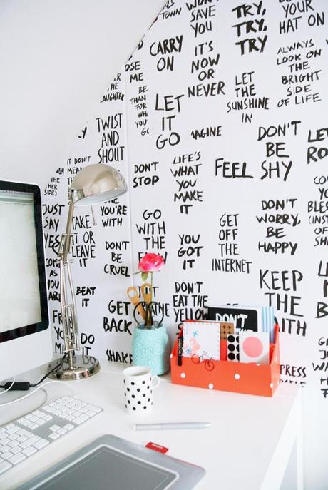 DIY | Des paroles de chansons pour les murs de son bureau | www.decocrush.fr