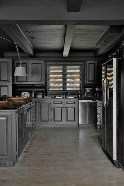 Un maison noire au Canada Un maison noire au Canada