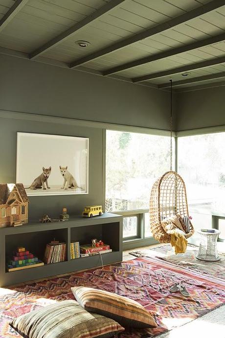 Une chambre d'enfant en vert kaki