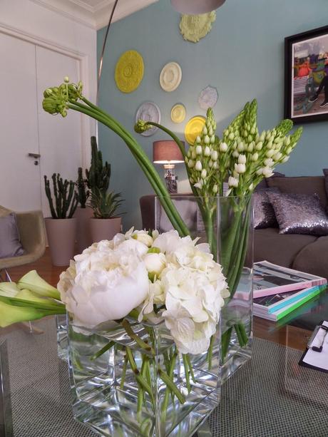 Pivoines et hortensias blancs Bo design via Nat et nature Et si... cet appartement en cachait un autre ?