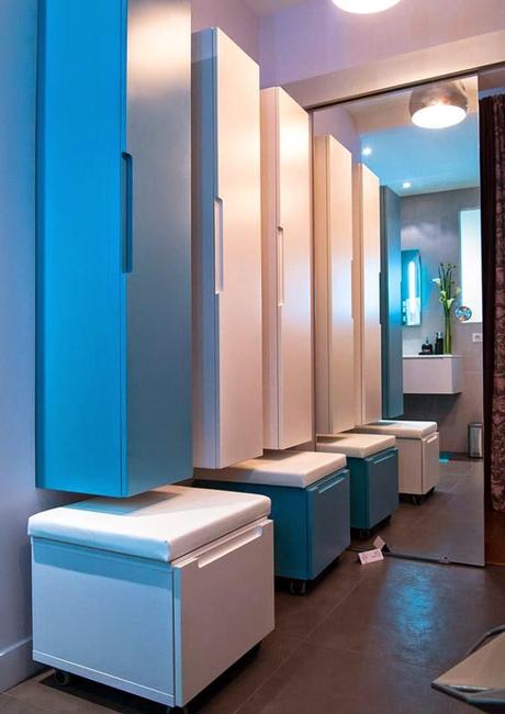 Salle de bains Neo blanc et bleu par Leroy merlin via Nat et nature Et si... cet appartement en cachait un autre ?