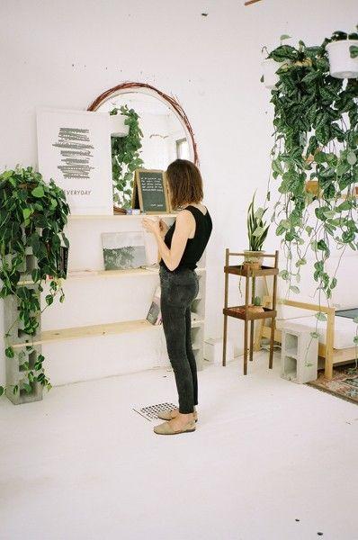 Miroir_et_plantes_dans_la_déco_blog_DECOuvrir_design