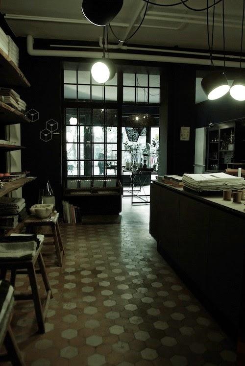 Lausanne / Aegon-Aegon boutique comme un atelier de curiosité /
