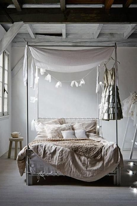 Idées déco : Un ciel de lit pour une chambre bohème et cosy