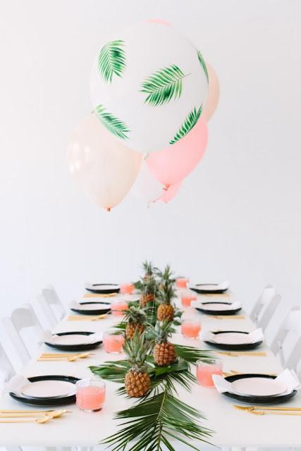 Décor de table / Ananas et feuilles de palmier /