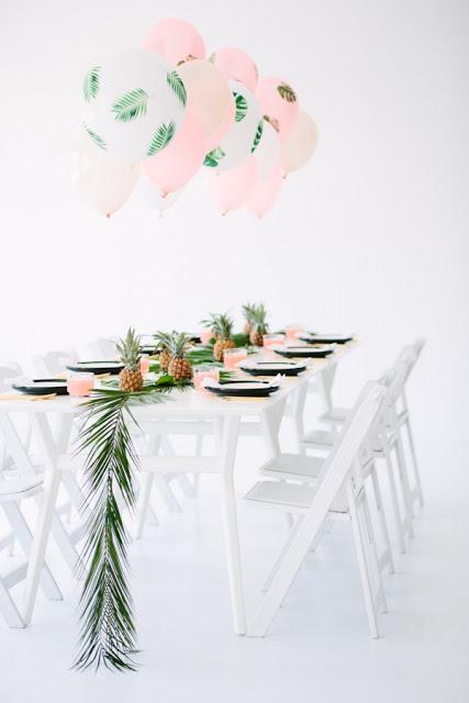 Décor de table / Ananas et feuilles de palmier /