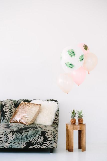 Décor de table / Ananas et feuilles de palmier /