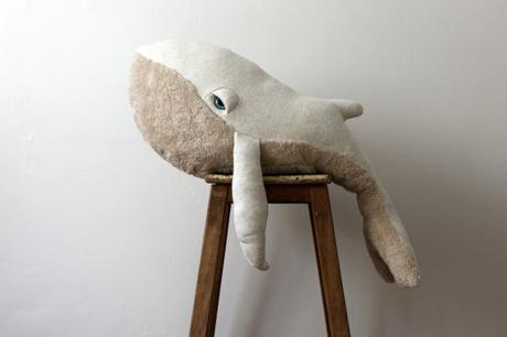 Etsy Crush | 16 essentiels pour une rentrée en douceur : peluche baleine albino de big stuffed | @decocrush - www.decocrush.fr