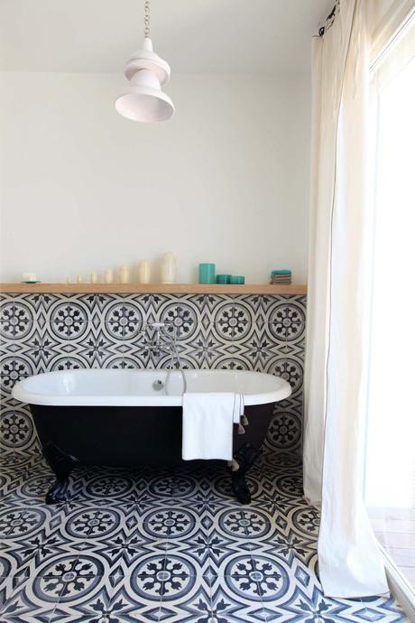 Visite déco | Rénovation : place aux carreaux de ciment dans la salle de bain | @decocrush - www.decocrush.fr