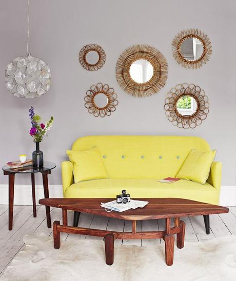 mur de miroirs rotin decoratif canape jaune.