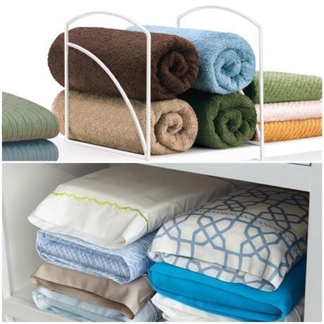 Un rangement pratique et esthétique pour les serviettes : les serre-livres ! Et pour bien ranger vos housse de couettes, placer les dans les taies d'oreillers assortis.