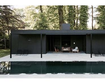 Une maison design toute en longueur ouverte sur la piscine