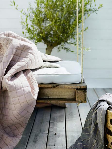 DIY / Un lit palette à suspendre, parfait pour les siestes de l'été /