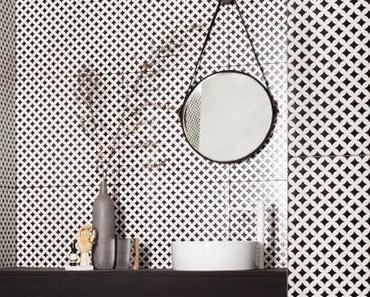 Une salle de bain en noir et blanc