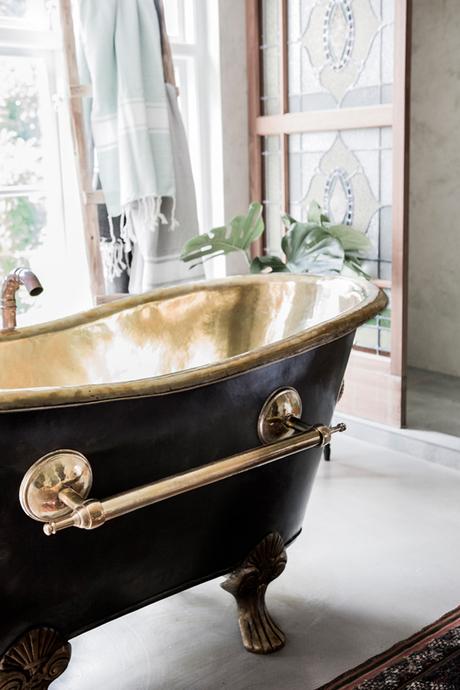 Maison suédoise bohemian chic baignoire îlot The style files via Nat et nature Sem 40_2015 sur les blogs déco