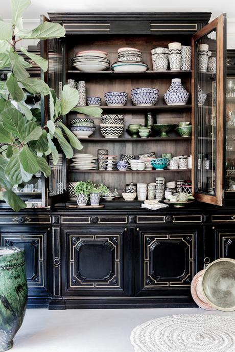 Maison suédoise bohemian chic Vaisselier The style files via Nat et nature Sem 40_2015 sur les blogs déco