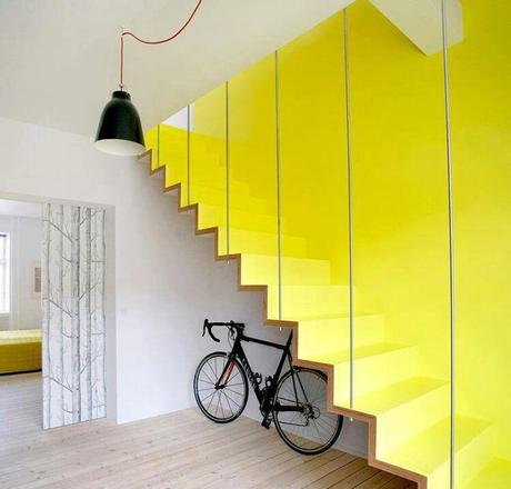 peintre ses murs de couleur flashy escalier jaune.