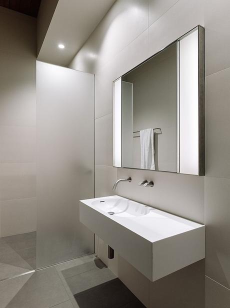salle de bain minimaliste blanche