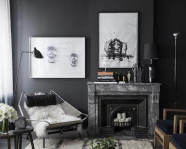 Visite – Un intérieur aux murs noirs