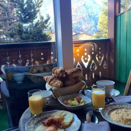 petit dejeuner en chambre chalet mounier-clematc