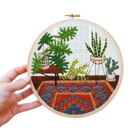 Zoom sur les broderies végétales dans la déco