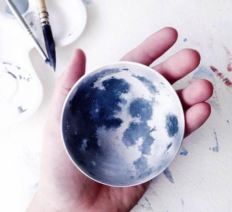 Porcelaine peinte à la main avec motif lunaire par Niharika Hukku