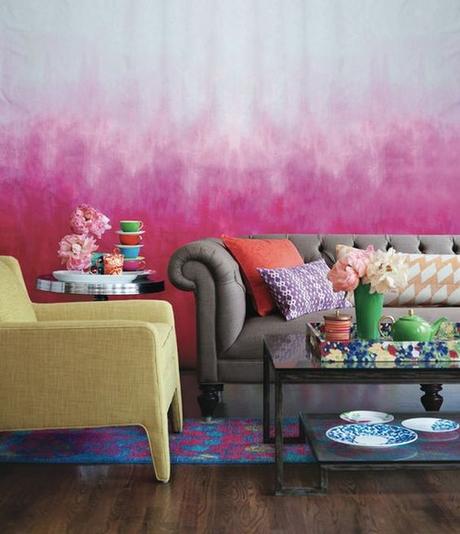 Salon mix and match au style hippie, canapé chesterfield gris, mur tie and dye rose