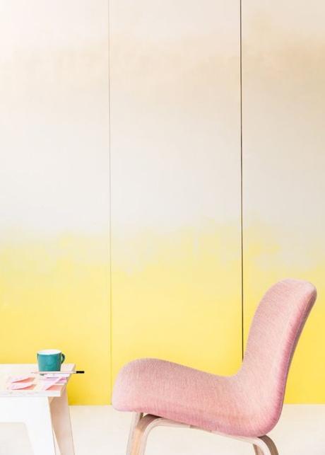 portes de placards tie and dye jaune, chaise rose clair