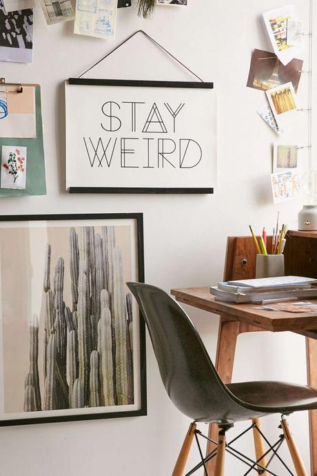 Affiche style bannière -Stay Weird - Urban Outfitter - bureau