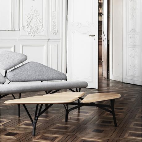 E-shop Chiarra Colombini - Salon très contemporain dans un appartement haussmannien aux murs blancs, table basse en bois en pieds noirs, canapé gris chiné