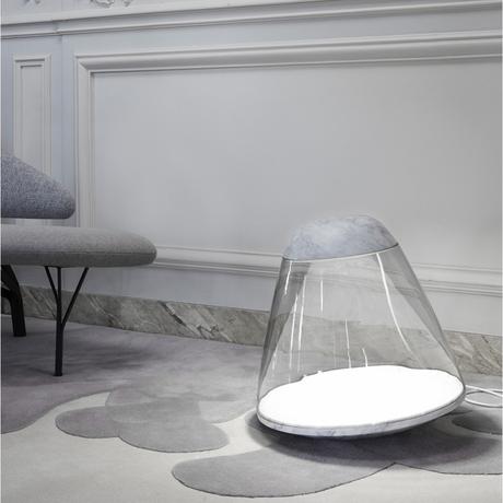 Lampe en verre et marbre, posée par terre dans un intérieur haussmannien très contemporain, canapé design gris