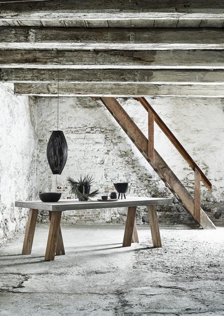muubs-salle a manger-suspension noir-poutres apparentes-table bois et beton -accesoire deco-vaisselle nois