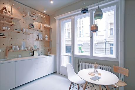 cuisine-salle a manger-panneau perfore-eames-chaises depareilles-suspension-studio-amenagement