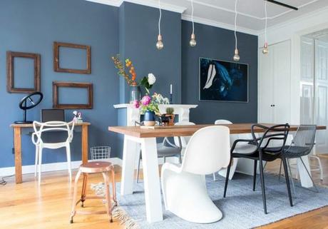 chaises-depareilles-mur-bleu-pantone-blanche-master-chair-stark-salle-a-manger-bureau-suspension-e