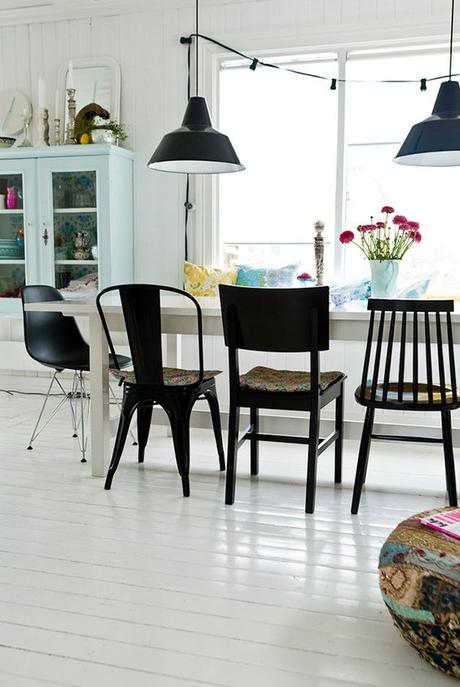 salle-a-manger-chaises-depareillees-noir-tolix-eames-chaise-scandinave-bois-suspension-industrielle-guirlande-guinguette-parquet-blanc