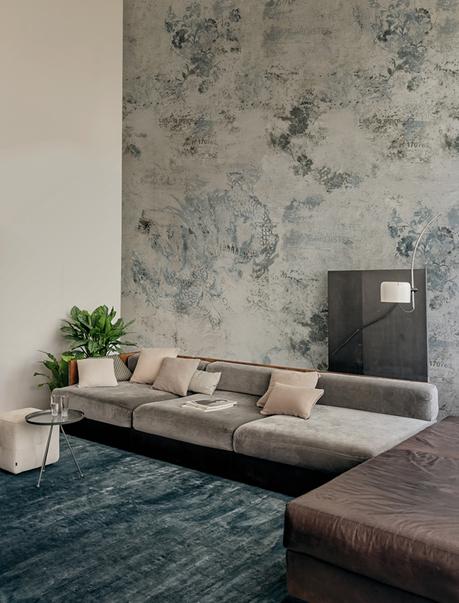 papier-peint-naga-wall-&-deco-sejour-salon-canapé-velour-taîs-bleu-effet-use