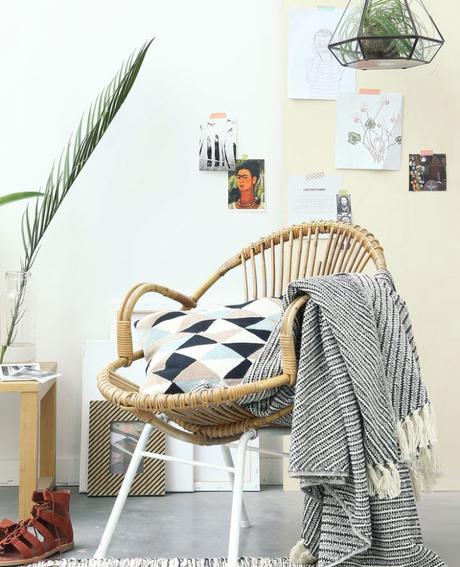 inspiration-boheme-vintage-fauteuil-rotin-plaid-noir-et-blanc-coussin-graphique-terrarium-masking-tape-aventure-deco