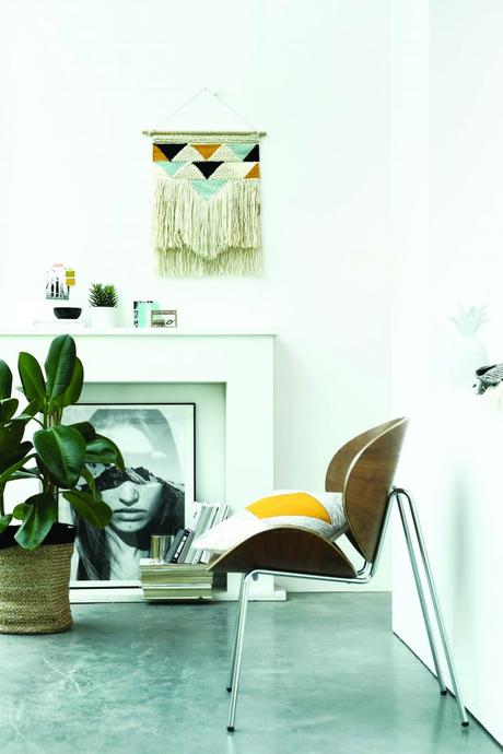 inspiration-pimkie-home-decoration-interieur-nouvelle-collection-style-bohele-tenture-mural-chaise-scandinave-manteau-cheminée-panier-cache-pot-plante-aventure-deco