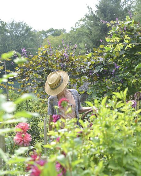 Une fleuriste dans un jardin luxuriant