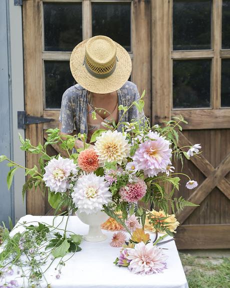 Une fleuriste dans un jardin luxuriant