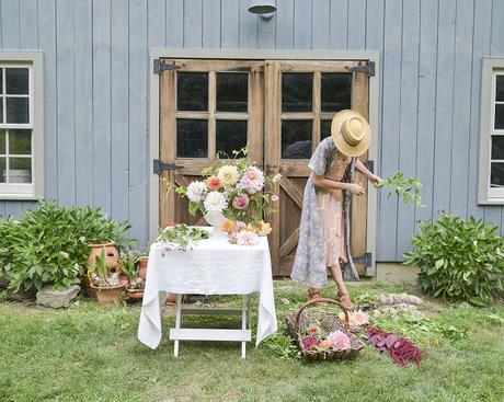 Une fleuriste dans un jardin luxuriant