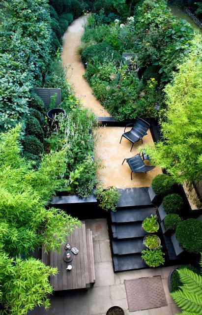 Un jardin contemporain en noir et vert
