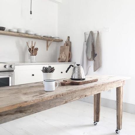 zoom sur les tables en bois massif