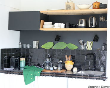 Collectif Project Inside / Une cuisine noire pour la cabane du lac /