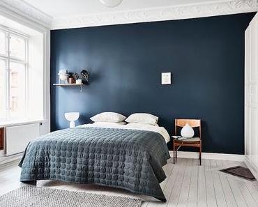 Visite : Mur bleu dans la chambre