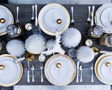 Une table de fêtes en blanc et or
