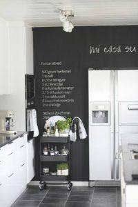 cuisine blanche mur ardoise noir