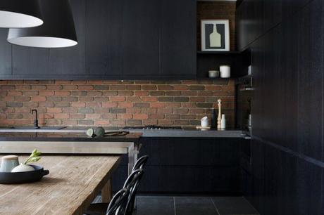 cuisine noire mur de briquettes rouge