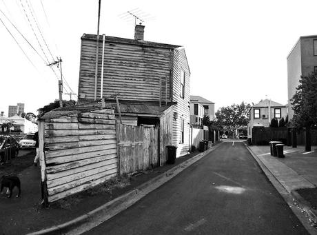 NOM D'UNE MAISON QUI, D'UNE CABANE EST DEVENUE... UN OVNI !