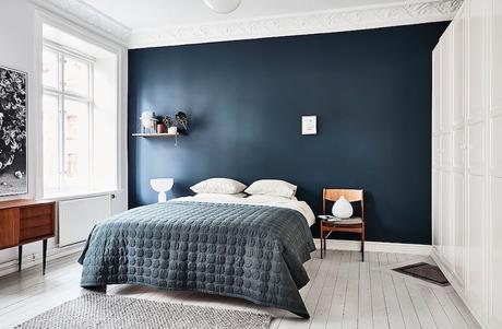 Visite : Mur bleu dans la chambre